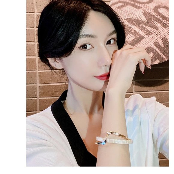 Simple White Gold Shellfish Board Bend Metal Geometric Overlap Bracelet - Picture 7 of 8